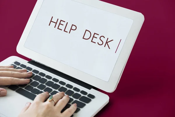 Mujer escribiendo en el teclado del ordenador portátil —  Fotos de Stock