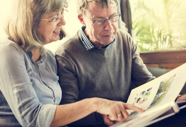 Feliz pareja de ancianos —  Fotos de Stock