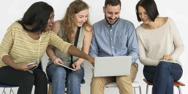 Mensen die digitale apparaten gebruiken — Stockfoto