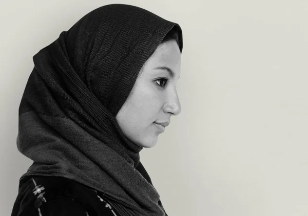 スタジオでのイスラム教徒の女性 — ストック写真
