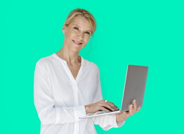 Dizüstü bilgisayar kullanan kadın