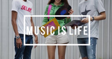 Duvara yakın duran çok ırklı rahat insanlar