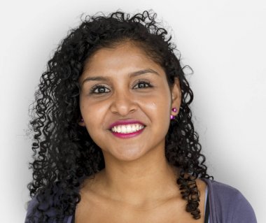 Gülümseyen genç kadın