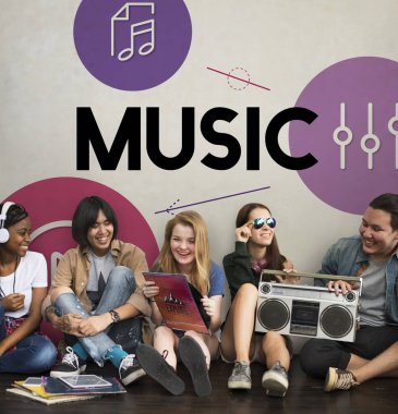 Çok ırklı arkadaş yere oturma grubu