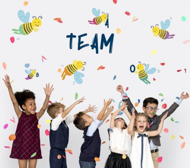 okul çocukları konfeti ile oynamak 