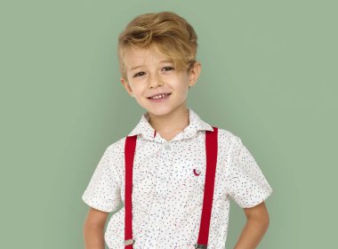  stüdyoda boy gülümseyerek