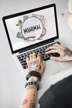 Dizüstü bilgisayarda yazı yazan kadın elleri 