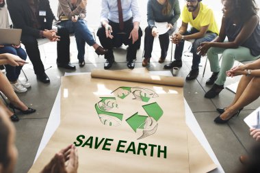 Daire içinde oturan çeşitlilik insanlar