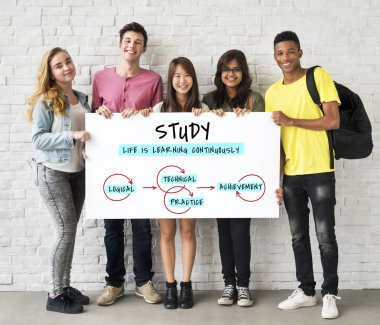 afişini tutan öğrenciler