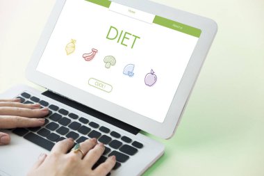 Dizüstü bilgisayarda yazan kadın klavyesi