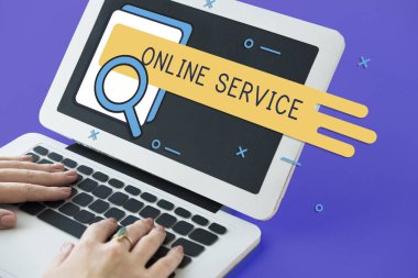 Dizüstü bilgisayarda yazan kadın klavyesi