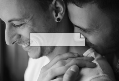 Genç eşcinsel çift kucaklayan