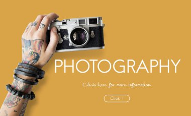 Dövmeli kadın el kamera tutarak