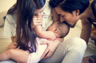 uyuyan bebek öpüşme anne