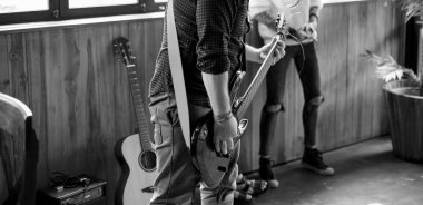 Gitar çalan adam