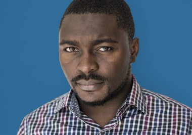 Yakışıklı sakallı adam.