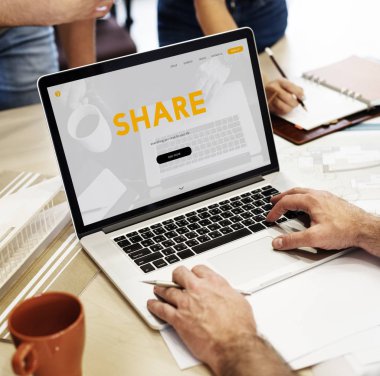 insan eli dizüstü bilgisayar kullanarak 