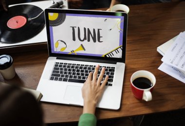 Dizüstü bilgisayar kullanan kadın