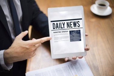 Dijital tablet ile işadamı