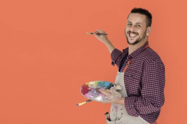 Palet ile erkek sanatçı