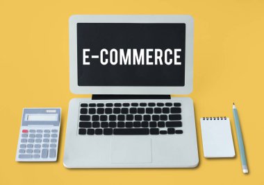 Dizüstü bilgisayarda yazan kadın klavyesi