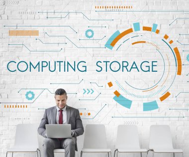 İşadamı dizüstü kullanarak resmi elbiseli