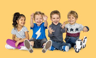 katta oturan mutlu çocuk