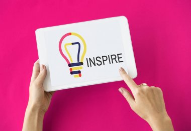 kişi holding dijital tablet