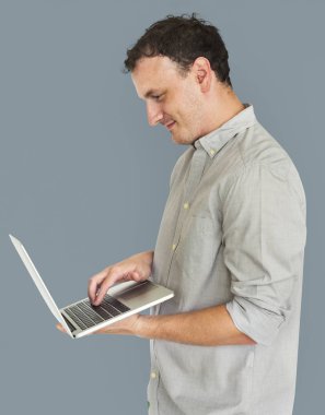 Studio dizüstü bilgisayar kullanan adam