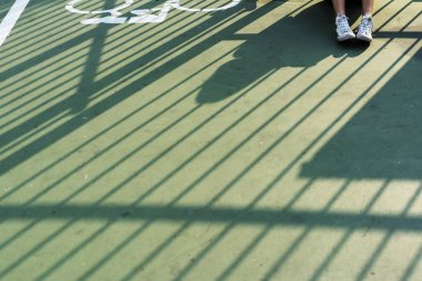 Zemin katta oturan kadın 