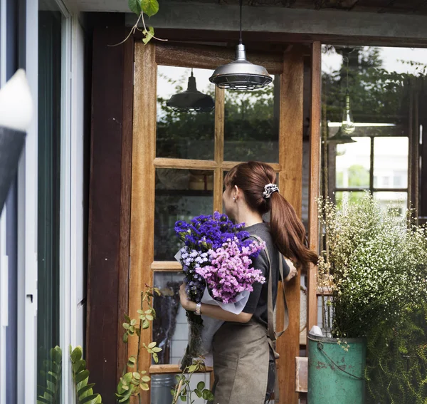 Florista mulher segurando buquês de flores — Fotografia de Stock