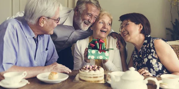 Gli anziani festeggiano il compleanno — Foto Stock