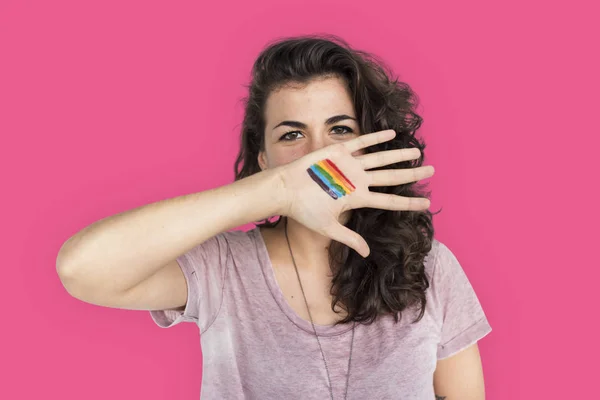 Vrouw met regenboogvlag — Stockfoto