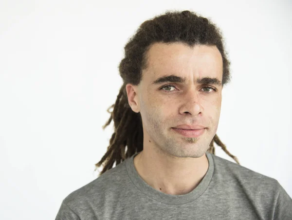 Homme sérieux avec dreadlocks — Photo