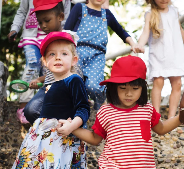 Kindergruppe erkundet die Gartenarbeit — Stockfoto