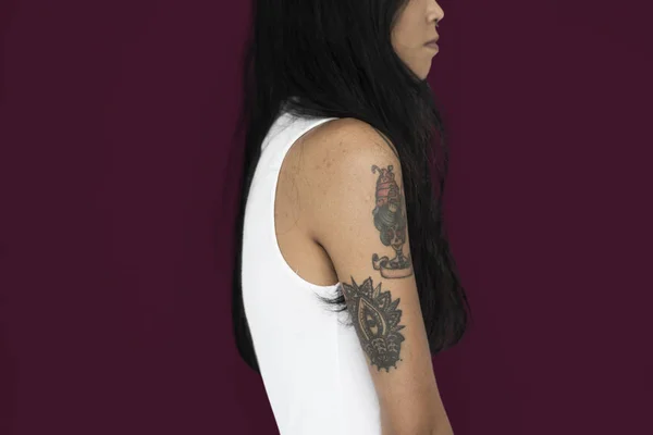 Asian kobieta z tatuażem — Zdjęcie stockowe