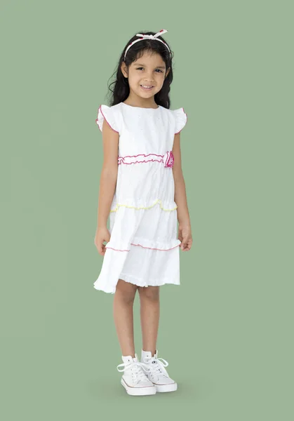 Αξιολάτρευτο κορίτσι σε λευκό φόρεμα — Φωτογραφία Αρχείου