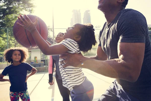 Familia jugando baloncesto — Foto de Stock