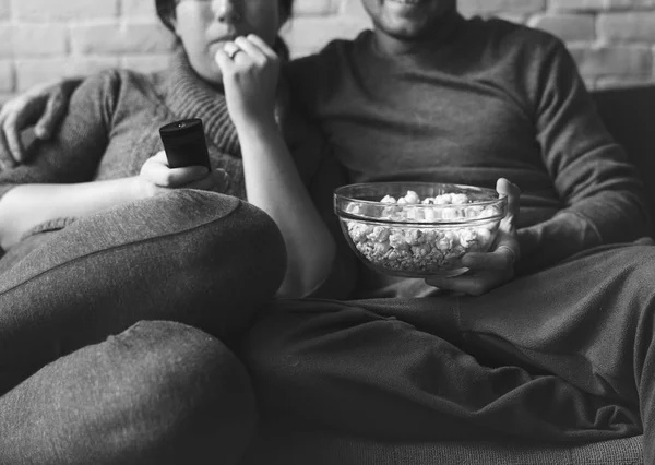 Par tittar på tv hemma — Stockfoto