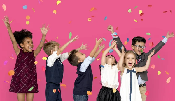 Kinderen vieren met confetti — Stockfoto