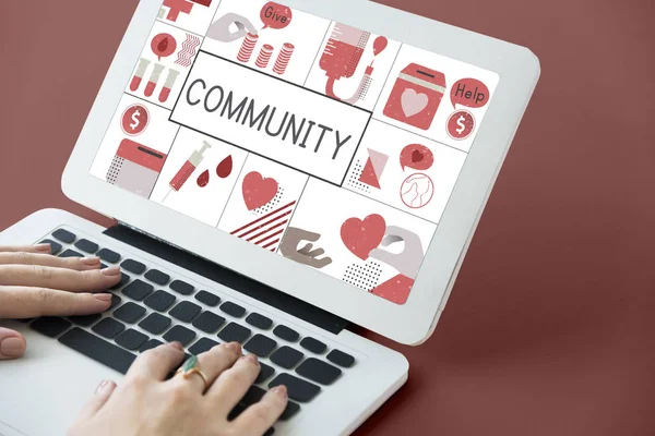 Frau tippt auf Laptop-Tastatur — Stockfoto