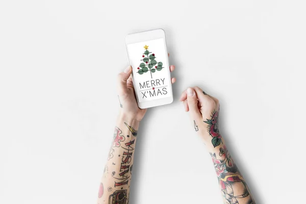 Manos de mujer tatuada con smartphone —  Fotos de Stock