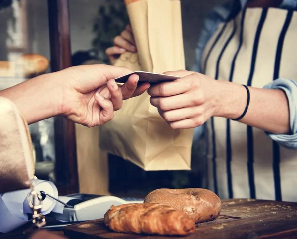 Acquirente e venditore in pasticceria — Foto Stock