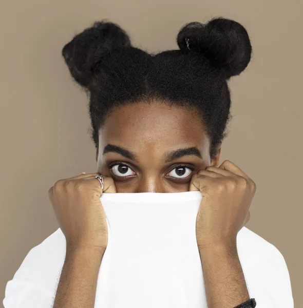 African dziewczyna zasłania twarzy przez sweter — Zdjęcie stockowe