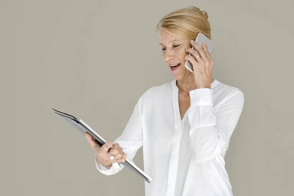 Mujer hablando por teléfono móvil — Foto de Stock