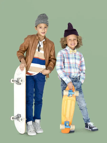 스케이트 보드와 함께 어린 소년 — 스톡 사진