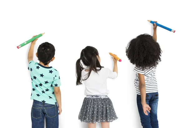 Kinderen tekenen op de muur — Stockfoto