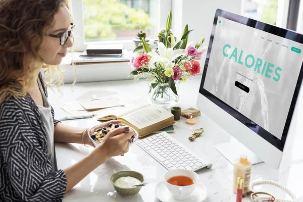 Donna che lavora sul computer — Foto Stock