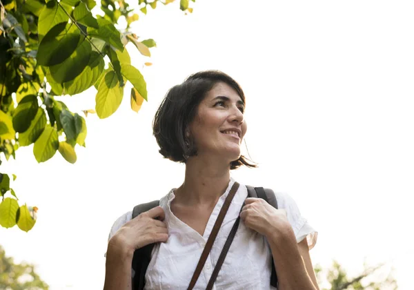 Mochilera mujer adulta — Foto de Stock