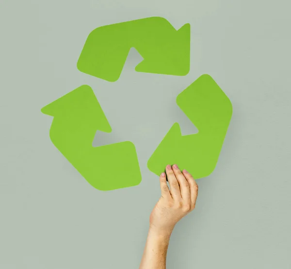 Hand hält Recyclingschild — Stockfoto